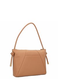 Hellbraune Ledertasche mit glatter Textur, geometrischem Design, einem geknoteten Tragegurt und einem oberen Reißverschlussverschluss. Verfügt über eine Fronttasche.