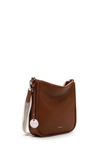 Borsa a tracolla in pelle marrone con una finitura texture, dotata di una tracolla in tessuto a righe e un dettaglio logo in argento. Forma compatta e moderna.