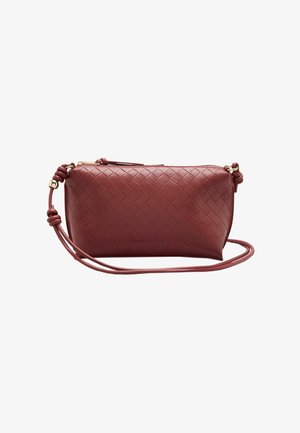 Lille rektangulær mørkerød læder crossbody taske med vævet mønster og justerbar rem med knuder på hvid baggrund.
