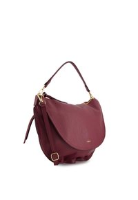 Bordeauxrote Lederschultertasche mit abgerundeter Klappe, goldfarbenen Beschlägen, verstellbarem Riemen und strukturierter Oberfläche. Mit seitlichen Details.