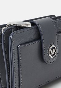 MICHAEL Michael Kors CHARM TAB COMPACT - Punge - slate