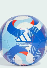 Pallone da calcio blu e bianco con accenti rossi, caratterizzato da un design geometrico, superficie texturizzata e logo Adidas ben visibile.