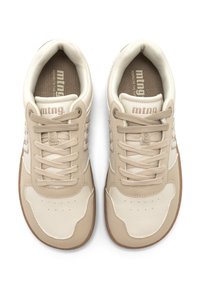 Beigefarbene Sneaker mit einer strukturierten Lederoberfläche, abgesteppten Akzenten und einer hellbraunen Gummisohle. Die Schnürsenkel sind flach, und eine markenbedruckte Einlegesohle ist sichtbar.