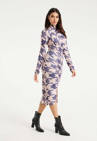 Liquorish OVERSCALE HOUNDSTOOTH WITH HIGH NECK - Shift dress - pink