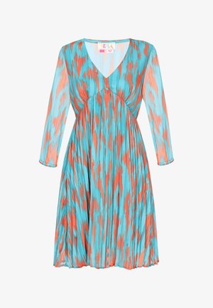 Kék és korall színű ruha hosszú ujjakkal, V-nyakkal és ráncolt derékkal. Könnyű anyagból készült, amely merész, absztrakt mintával rendelkezik.