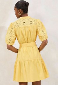 Lipsy Paitamekko - yellow broderie