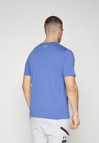 Under Armour TEAM ISSUE WORDMARK - T-skjorte til trening - starlight/matrix green/celeste