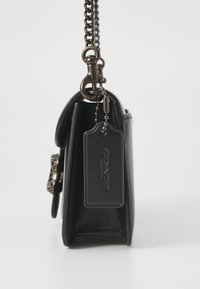 COACH TABBY CHAIN CLUTCH - Bandolera - black