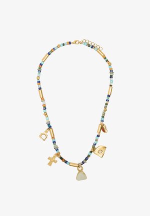Naszyjnik z koralików, w różnych kolorach, ze złotymi akcentami i wieloma zawieszkami, w tym krzyżem, sercem i w kształcie trójkąta.