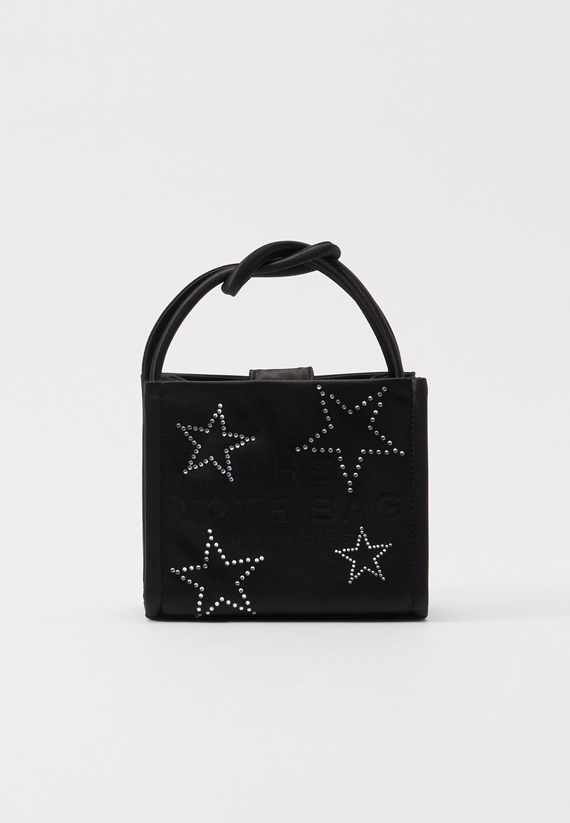 Zwarte leren tote bag met een vierkante vorm, een geknoopte handgreep, geperste tekst en zilveren sterversieringen aan de voorkant.