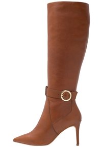 Botte haute jusqu'au genou en cuir marron avec un bout pointu et un talon stiletto. Présente une ceinture décorative avec une boucle circulaire en or. Texture lisse.