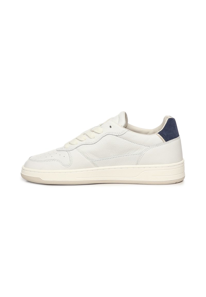 Sneaker in pelle bianca con una superficie liscia, caratterizzato da un accento in camoscio blu navy sul tallone, lacci piatti e suola in gomma. Design minimalista.