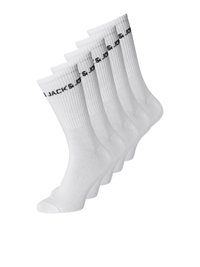Calcetines de algodón blancos tipo crew, con puños acanalados y una banda de logo negra en la parte superior, presentados en un juego de cinco con punta sin costuras.