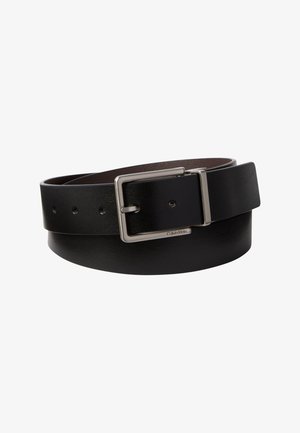 Schwarzer Ledergürtel mit fünf Löchern zur Größenverstellung und einer rechteckigen silbernen Schnalle, graviert mit Calvin Klein.