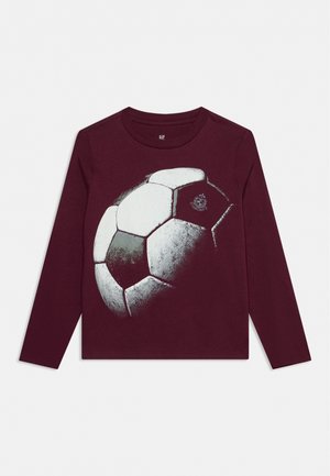 Chemise bordeaux à manches longues avec un grand motif noir et blanc de ballon de football style vintage sur le devant.