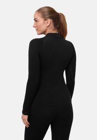 Maglietta nera a maniche lunghe con colletto alto, design aderente e texture liscia. Presenta cuciture a contrasto lungo le maniche e l'orlo.