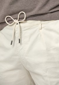 Shorts - sand