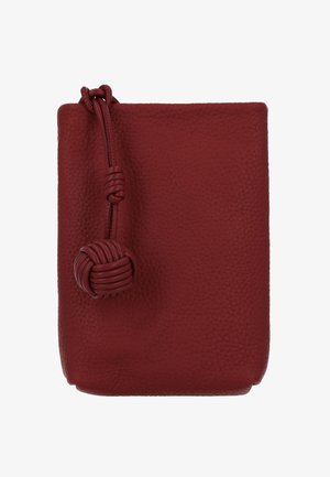 Punainen nahkainen pussi, jossa on teksturoitu pinta, solmittu suljin ja sileä, suorakaiteen muotoinen design.