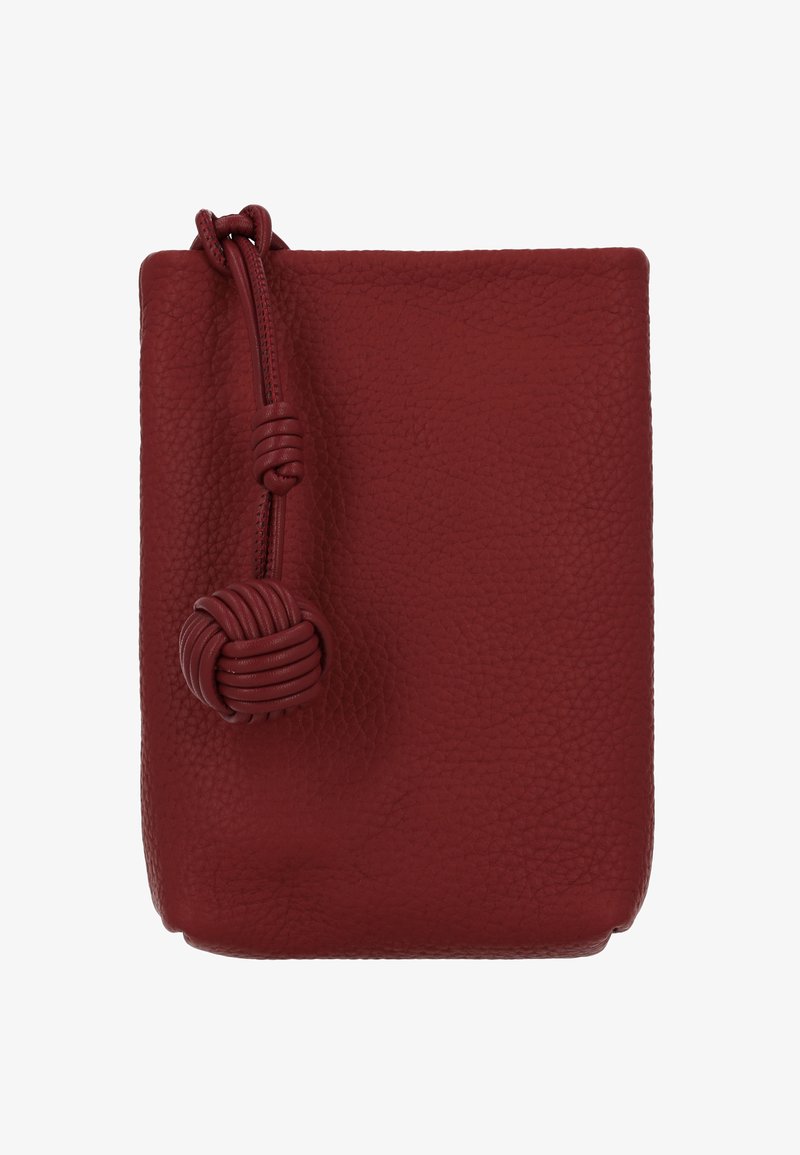 Punguță din piele roșie cu finisaj texturat, prevăzută cu o închidere cu nod și un design dreptunghiular neted.