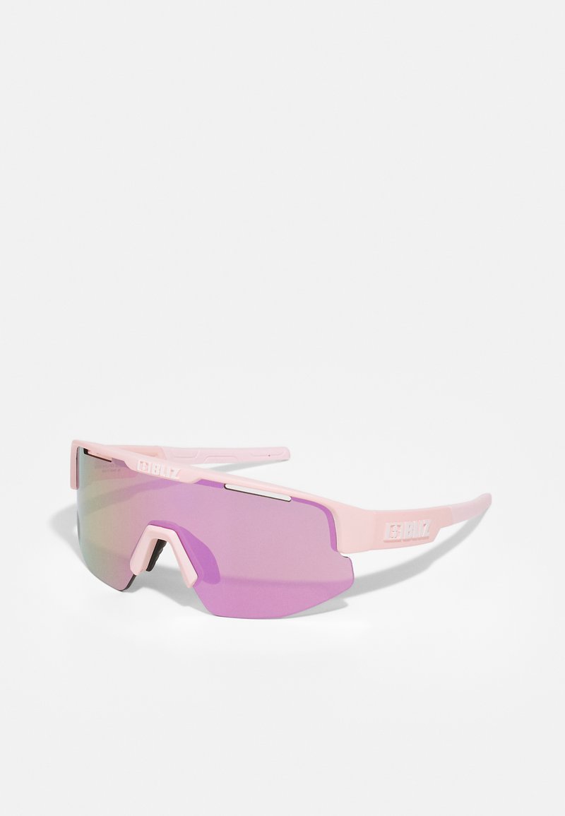 Gafas de sol deportivas rosas con diseño envolvente, grandes lentes morados y ligeros con acentos deportivos.