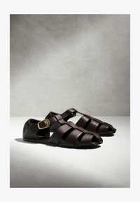 Sélectionné, chocolate brown