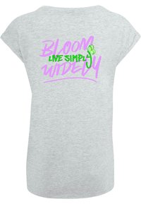 Pilkas trumpas rankovėmis marškinėliai su daugi spalviu tekstu "BLOOM WIDELY" ir "LIVE SIMPLY" bei žaliu gėlės akcentu. Minkšta medžiaga.