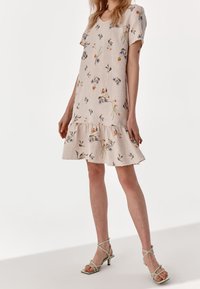 TATUUM Vestido informal - beige