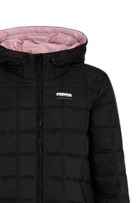 Giacca nera trapuntata con zip frontale, cappuccio regolabile, fodera interna rosa e piccolo logo rettangolare "Protest" sul petto.