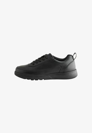 Czarny niski skórzany sneaker ze sznurowaniem, wyściełaną podeszwą i pętelką przy pięcie na białym tle.
