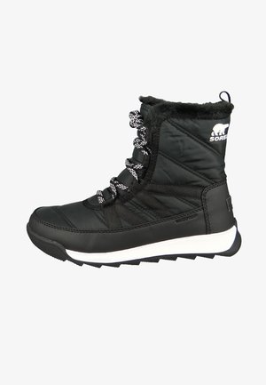 Botte noire imperméable avec un dessus texturé, doublure en fausse fourrure, coutures en zigzag et une semelle intermédiaire blanche. Lacets noirs et blancs pour un ajustement sécurisé.