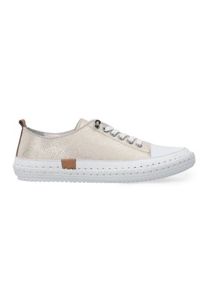 Sneaker mit einem metallisch beigen strukturierten Obermaterial, weißer Zehenkappe, weißer Sohle mit geflochtenem Detail und einem braunen Akzent an der Ferse.