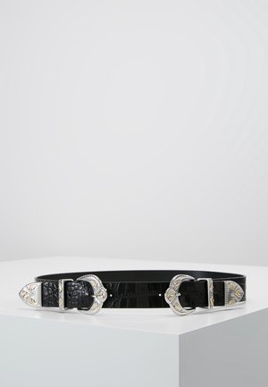 Ceinture en cuir synthétique noir effet crocodile avec deux boucles ornées en argent et or ainsi que des embouts métalliques assortis, présentée sur une surface blanche.