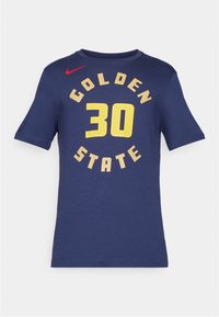 Námořnická modrá pánská tričko s krátkým rukávem z bavlny, s nápisy "GOLDEN STATE" a "30" v žluté barvě a červeným logem Nike na levém rameni.
