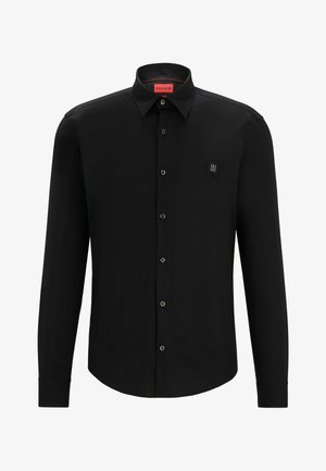 Schwarz langärmeliges Shirt mit klassischem Kragen, Knopfleiste, dezentem Logo auf der Brust und glatter Stoffoberfläche.
