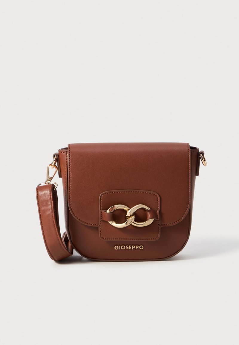 Borsa a tracolla in pelle sintetica marrone con chiusura a pattina, accentuata da una catena dorata e con forma rettangolare. Nome del marchio "GIOSEPPO" impresso sul davanti.
