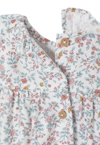 Weißer Stoff mit kleinen rosa und gelben Blumenmustern, grünen Blättern und beigen Knöpfen, fokussiert auf den Halsausschnitt und die Schulterpartie eines Kleides.