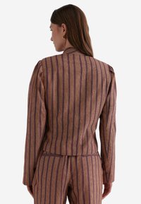 Paarse en oranje gestreepte blazer met een getailleerde pasvorm, voorzien van opgevulde schouders en een nette halslijn. Gelaagd stof met een gladde afwerking.