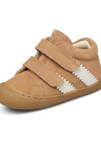 Hnědá semišová botička pro batole s bílým cik-cak proužkem a dvěma suchými zipy, kulatou špičkou, gumovou podrážkou a texturovaným svrškem.