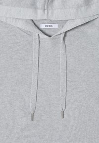 Felpa con cappuccio grigio chiaro in tessuto morbido. Dotata di cappuccio con coulisse e punte in metallo argentato, con un'etichetta "CECIL" sul collo.