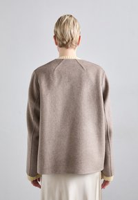 Vanessa Bruno CHANN - Letná bunda - taupe