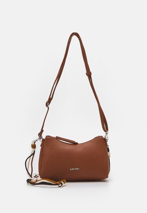 Borsa a spalla in pelle marrone con texture, dotata di tracolla regolabile e cordino intrecciato decorativo in nero, bianco e senape, zipper argentato e logo "SURI FREY".
