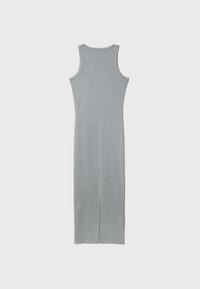 Robe maxi grise sans manches en tissu doux avec une coupe ajustée, dotée d'une couture centrale dans le dos et d'une fente à l'ourlet.