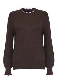 Brauner Strickpullover mit Rundhalsausschnitt, der ein kontrastierendes weißes gewelltes Detail entlang des Ausschnitts und gerippte Bündchen aufweist.