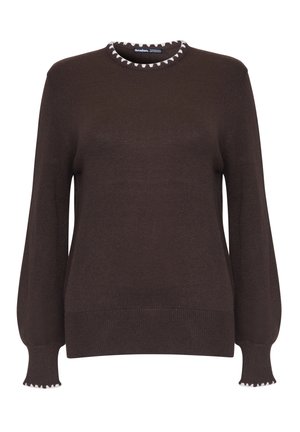 Maglione marrone a maglia con collo tondo, caratterizzato da una finitura a contrasto bianco con dettaglio a scallop lungo il collo e polsini a costine.