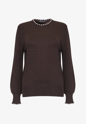 Bruine gebreide trui met een ronde hals en een contrasterende witte gekartelde afwerking langs de halslijn en geribde boorden.