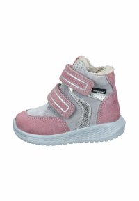 Grauer und rosa Kinderstiefel mit zwei Klettverschlüssen, weichem Futter, strukturiertem Wildledermaterial und leichter Gummisohle. Silberne Akzentdetails.