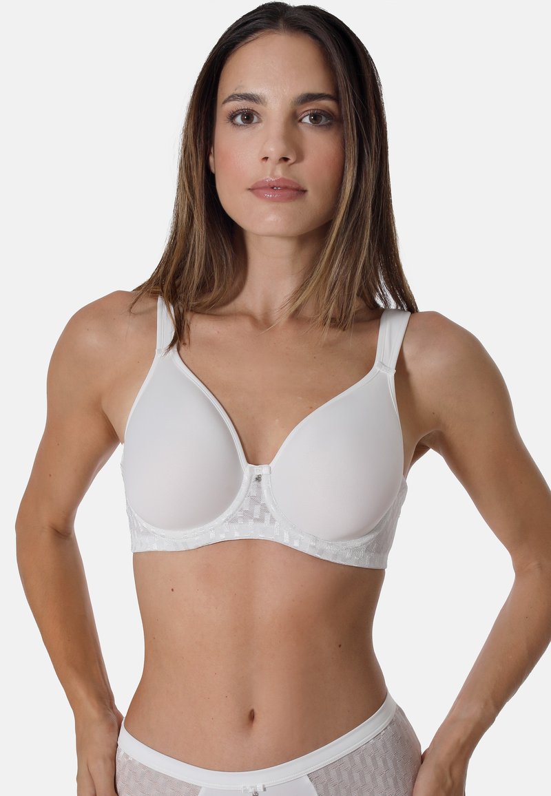 Weißer BH mit glatten, vorgeformten Cups, verstellbaren Trägern und einer Spitze am Bund. Das Material hat einen dezenten Glanz und eine weiche Textur.