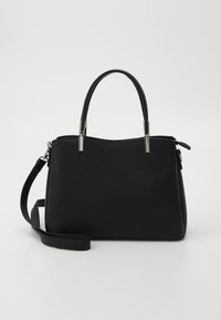 Sac à main en cuir noir avec une texture lisse, doubles poignées supérieures, bandoulière amovible et accents en métal argenté. Fermeture zippée sur le dessus.