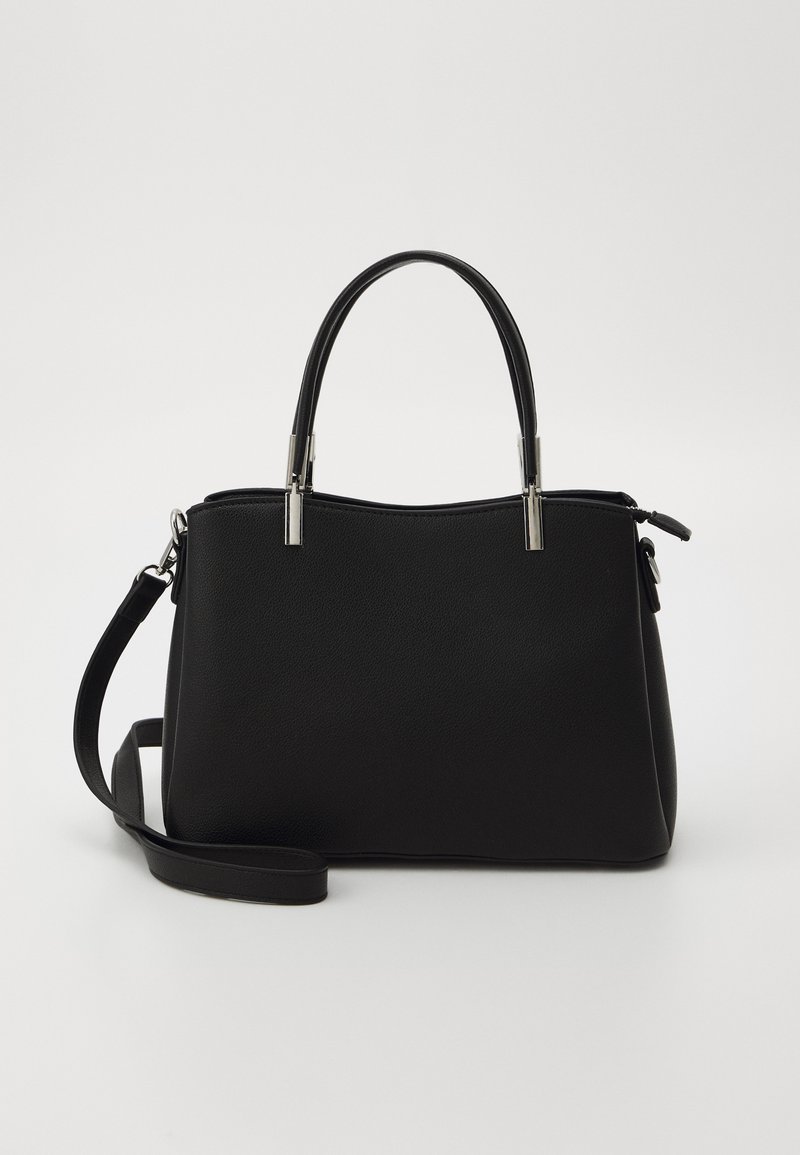 Sac à main en cuir noir avec une texture lisse, doubles poignées supérieures, bandoulière amovible et accents en métal argenté. Fermeture zippée sur le dessus.