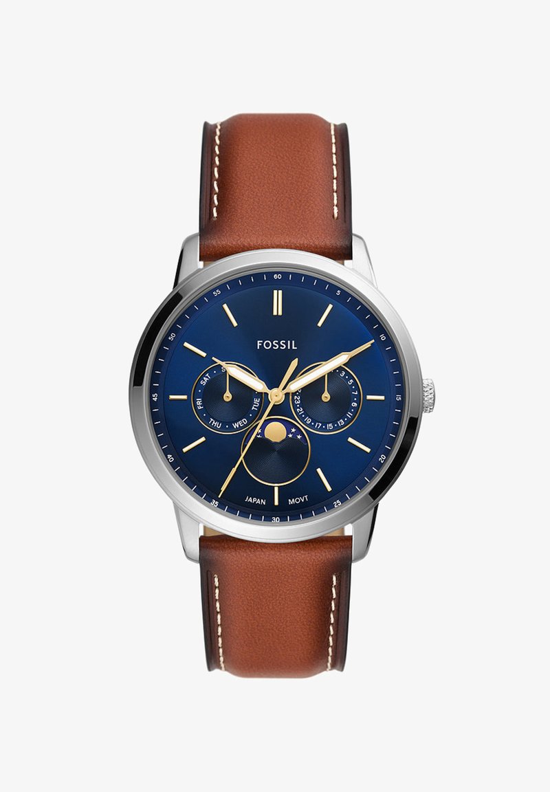 Montre-bracelet homme Fossil avec cadran bleu, boîtier argenté, bracelet en cuir marron, aiguilles dorées et sous-cadrans indiquant le jour, la date et les phases de la lune.